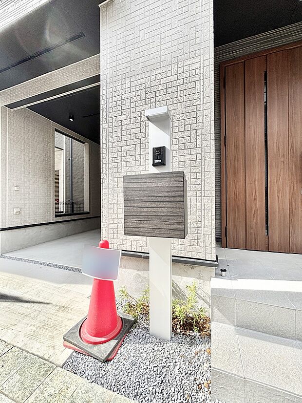 【その他現地】シンプルデザインのポスト。