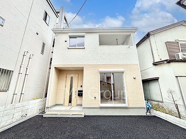 【現地外観写真】洗練された外観、上質な住空間が広がる室内は永く安心して過ごせる住居です。 