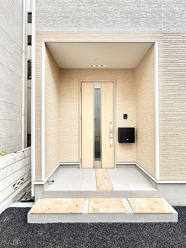 【玄関】大切な家族、来客を出迎える玄関。