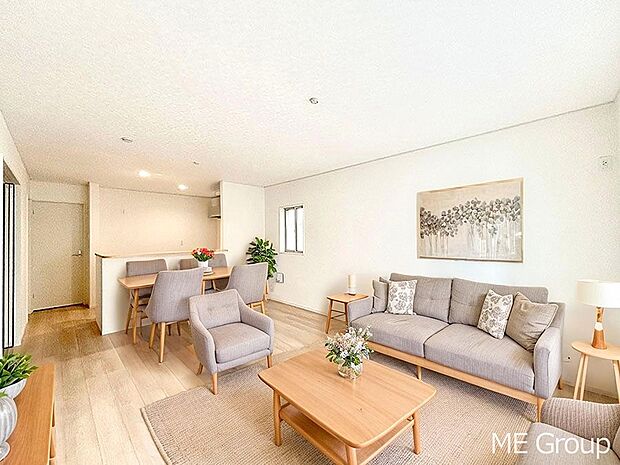 【リビング】ご家族の賑やかな話し声で包まれる明るいリビング  ※家具はCGです