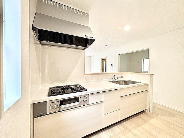 【ダイニングキッチン】料理をしながらでもご家族との会話を楽しめる対面キッチン