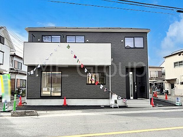 【現地外観写真】洗練された外観、上質な住空間が広がる室内は永く安心して過ごせる住居です。 