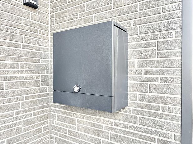 【その他現地】シンプルデザインのポスト。