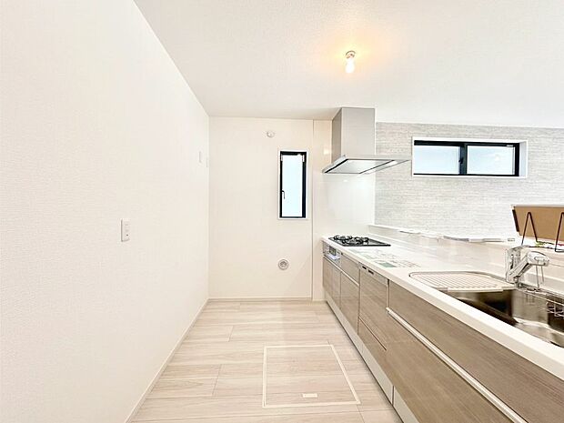 【ダイニングキッチン】爽やかな風が通り抜けるキッチン。窓があるので明るく換気にも役立ちます。