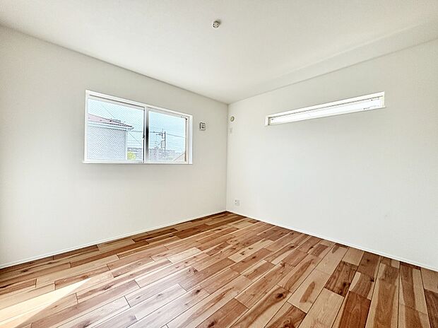 【洋室】2面採光を確保した明るい空間。家族みんなが快適な暮らしを実現する設計です。