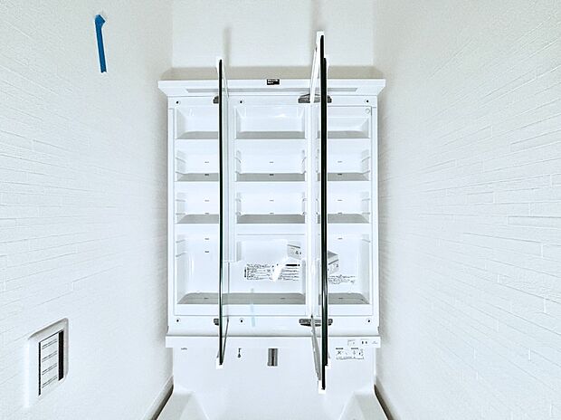 【三面鏡裏収納】三面鏡の裏に、化粧品や衛生用品などを収納可能。洗面台をすっきりと保ちます！