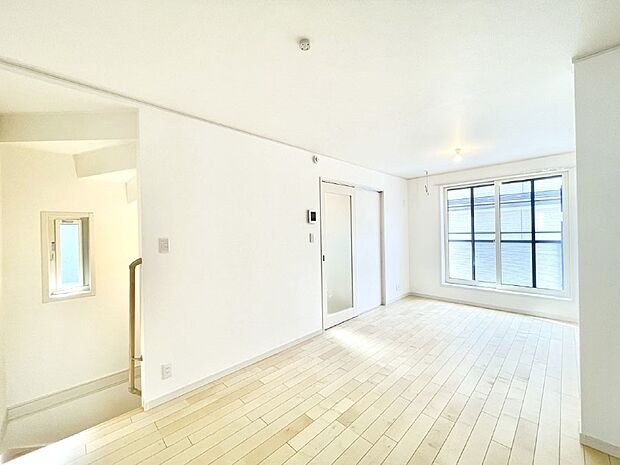 【リビングダイニング】リビング階段が家族の笑顔と会話をつないでくれます  