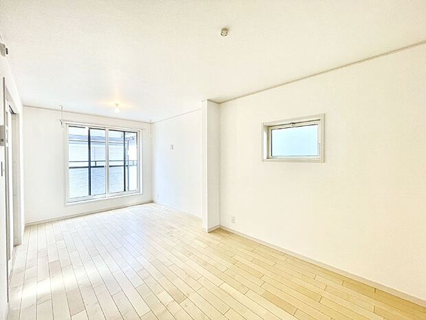 【ダイニング】明るい2階リビング！外からの視線をシャットアウトして家族のプライバシーを守ります。