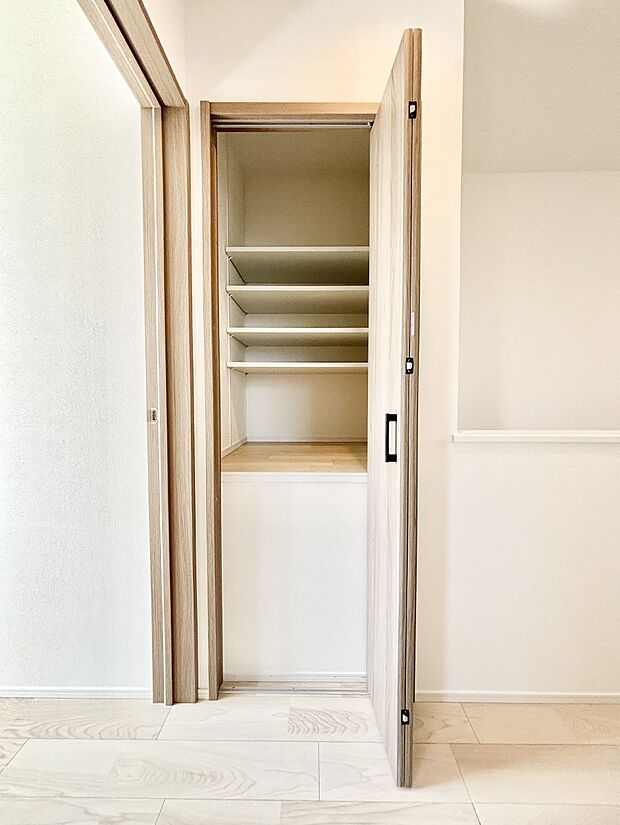 【収納】2階廊下収納には掃除用品や日用品のストックなどを収納できます。