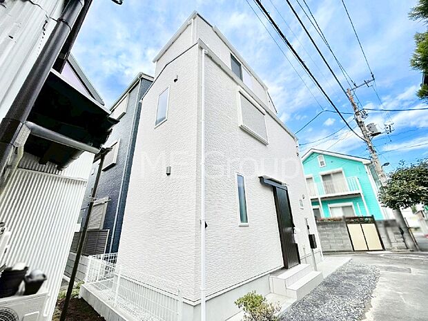 【現地外観写真】暮らしやすさと居心地の良さにこだわったシンプルで飽きのこないデザイン