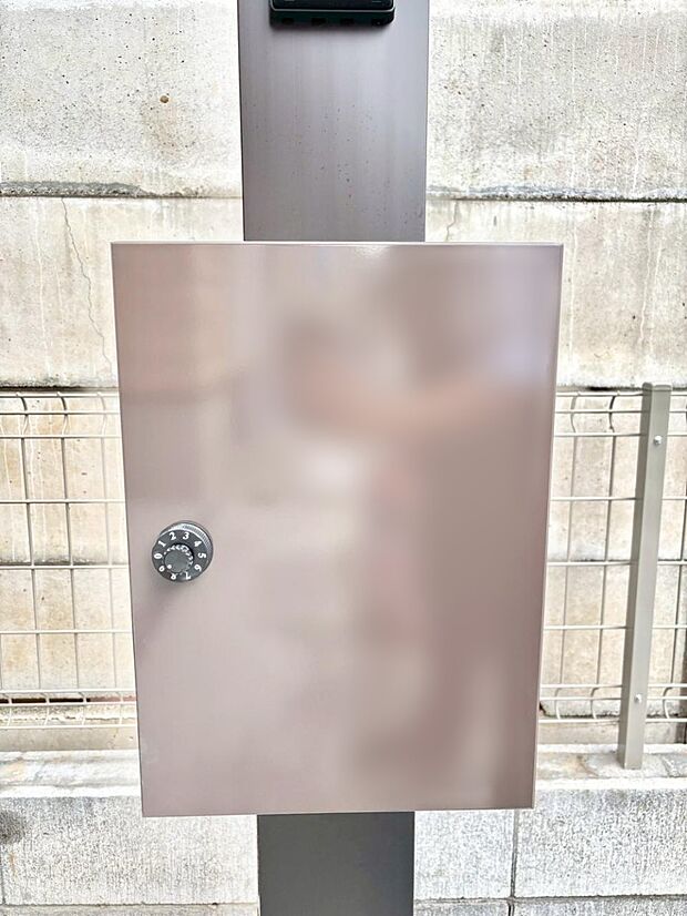 【その他現地】表札・インターホン・ポストをひとつに集約。エントランスになじむシンプルデザイン。