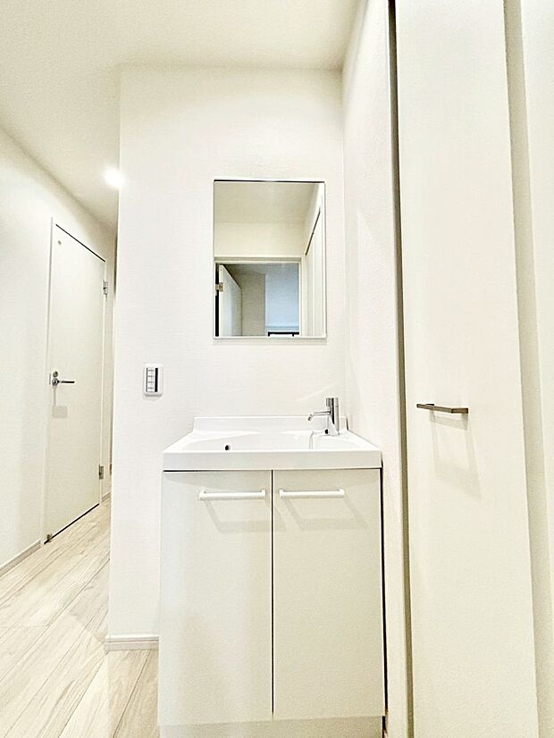 【洗面台・洗面所】1階廊下にセカンド洗面台を設けました。こまめに手洗いが可能です。