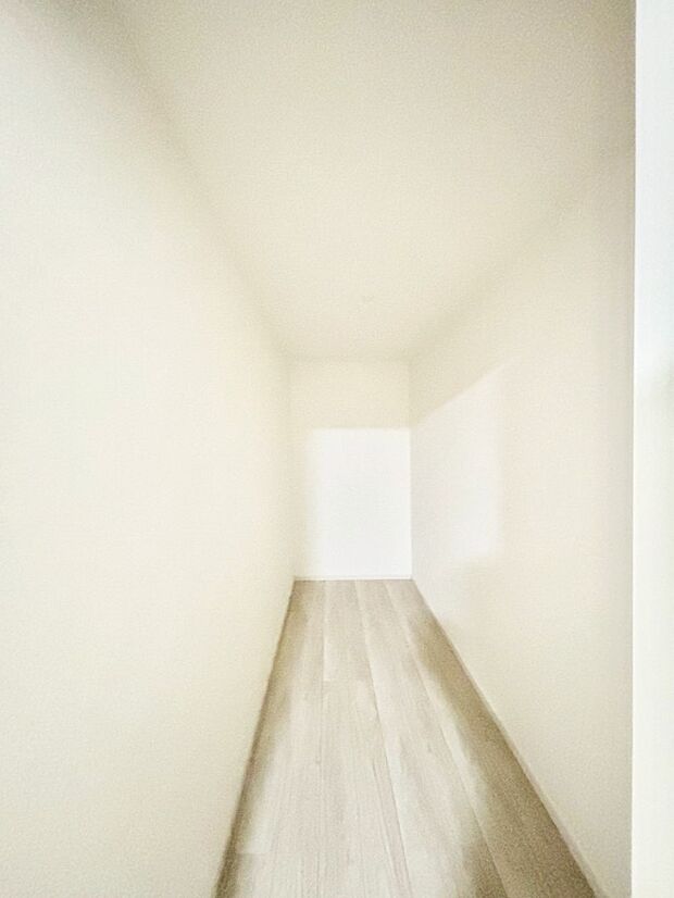 【ウォークインクローゼット】季節物の衣類もスッキリ収納できるウォークインクローゼット