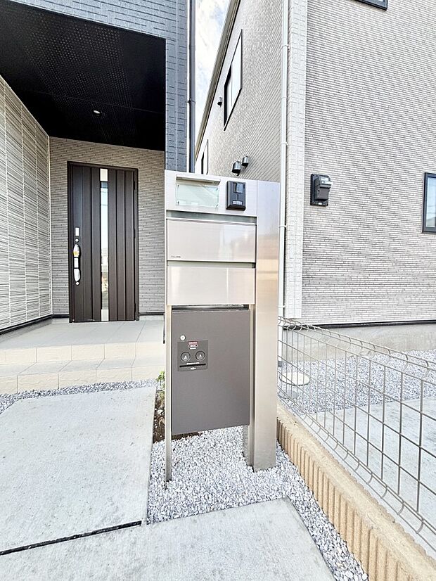 【その他現地】表札・インターホン・ポスト・宅配ＢＯＸをひとつに集約。エントランスになじむシンプルデザイン。