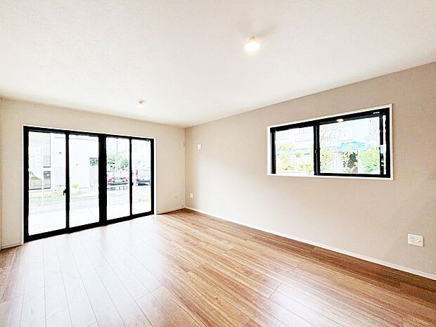 【リビングダイニング】大きな窓からたっぷりの陽光と風を感じられるリビング