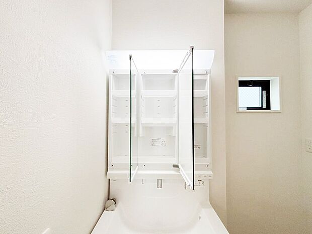 【三面鏡裏収納】三面鏡の裏に、化粧品や衛生用品などを収納可能。洗面台をすっきりと保ちます！