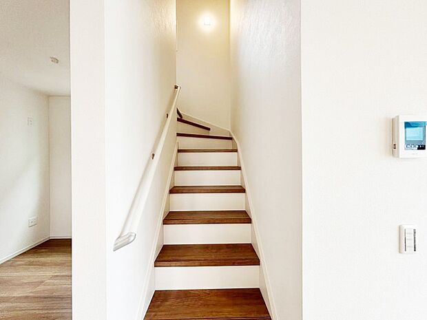 【その他内観】階段は手すり付きなので小さなお子さまやご高齢の方も安心です