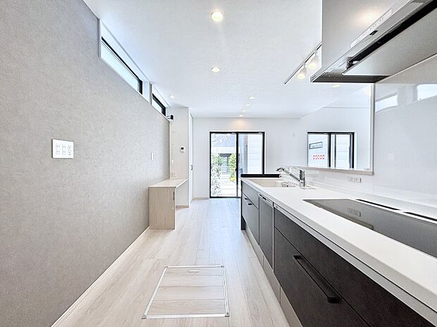 【ダイニングキッチン】料理をしながらご家族との会話を楽しめる対面カウンターキッチン