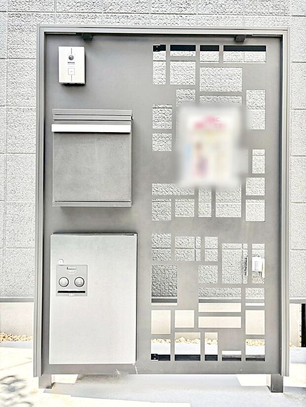 【その他現地】表札・インターホン・ポスト・宅配ＢＯＸをひとつに集約。