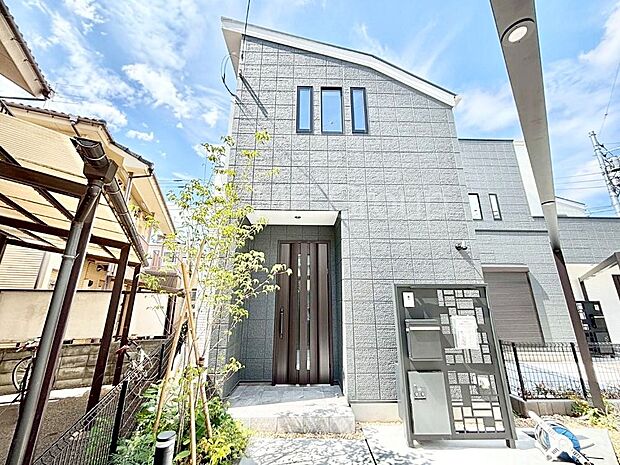 【現地外観写真】暮らしやすさと居心地の良さにこだわったシンプルで飽きのこないデザイン！