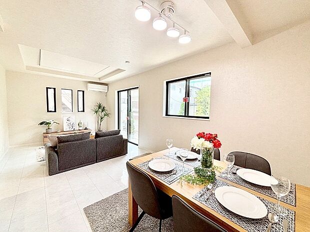 【ダイニング】明るい陽光が注ぎ、寛ぎの雰囲気に満たされるダイニング。   