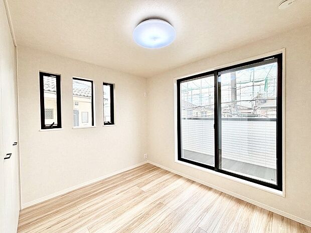 【洋室】明るいバルコニーサイドに洋室を設置。目覚めの良い寝室に。