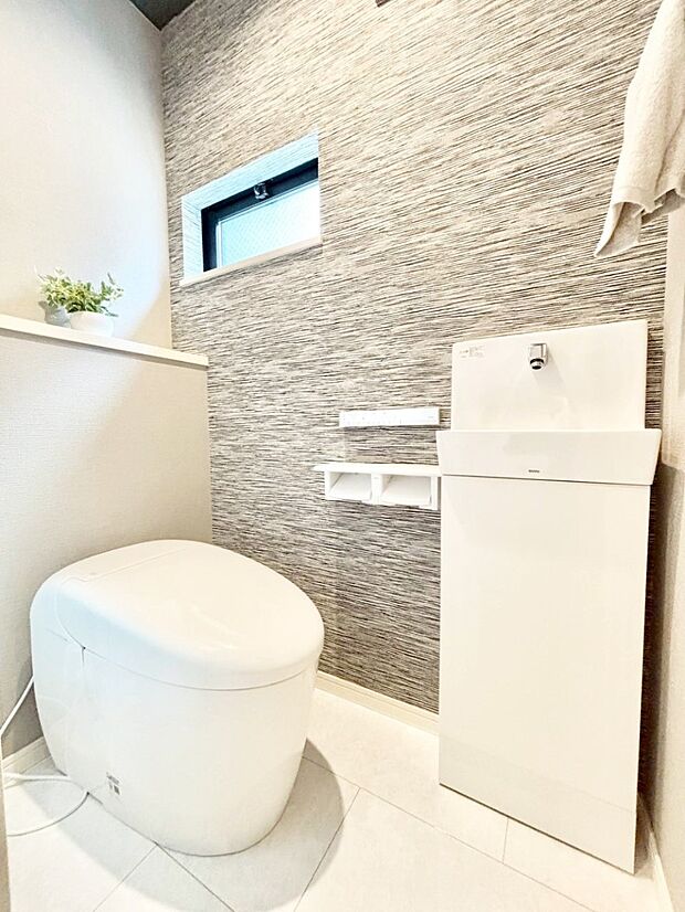 【トイレ】清潔感あるシャワートイレ。小窓から光が注ぎ込みます！