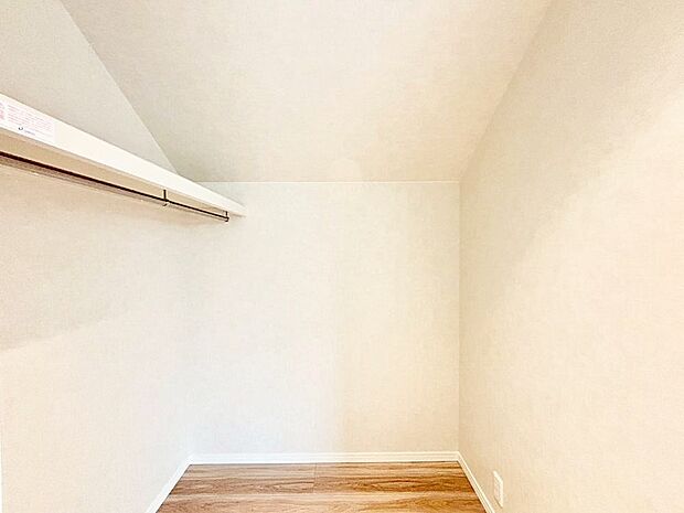 【ウォークインクローゼット】ウォークインクローゼット付きで生活空間を広く利用できます。