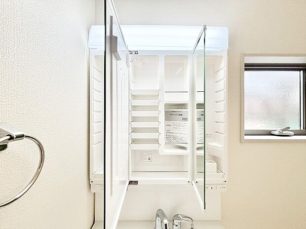 【その他設備(三面鏡裏収納)】三面鏡の裏に、化粧品や衛生用品などを収納可能。洗面台をすっきりと保ちます!