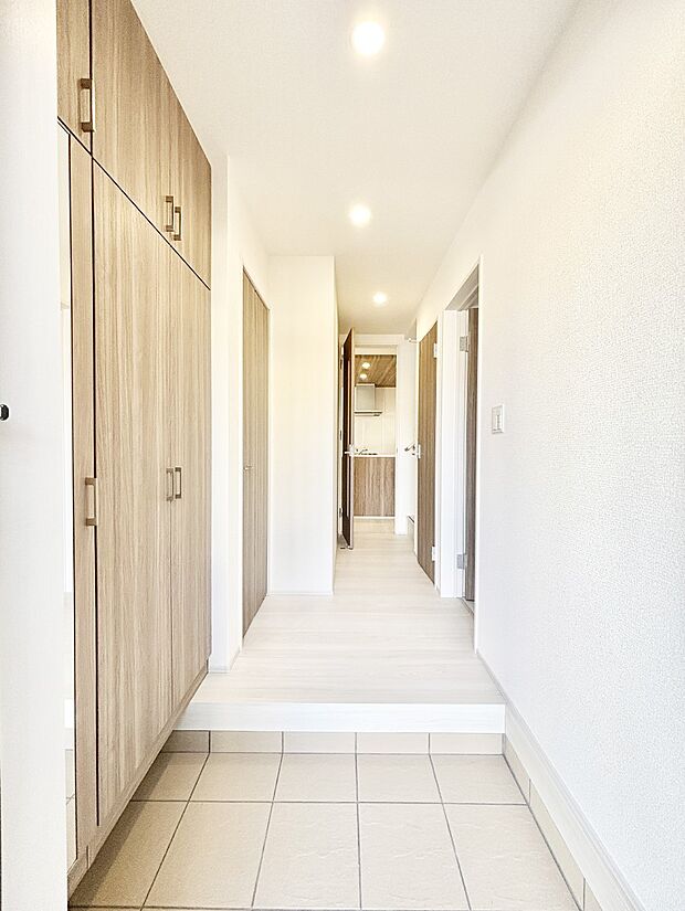 【玄関】家族の帰宅やお客様をあたたかく迎える玄関