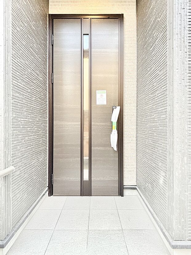 【玄関】大切な家族、来客を出迎える玄関。