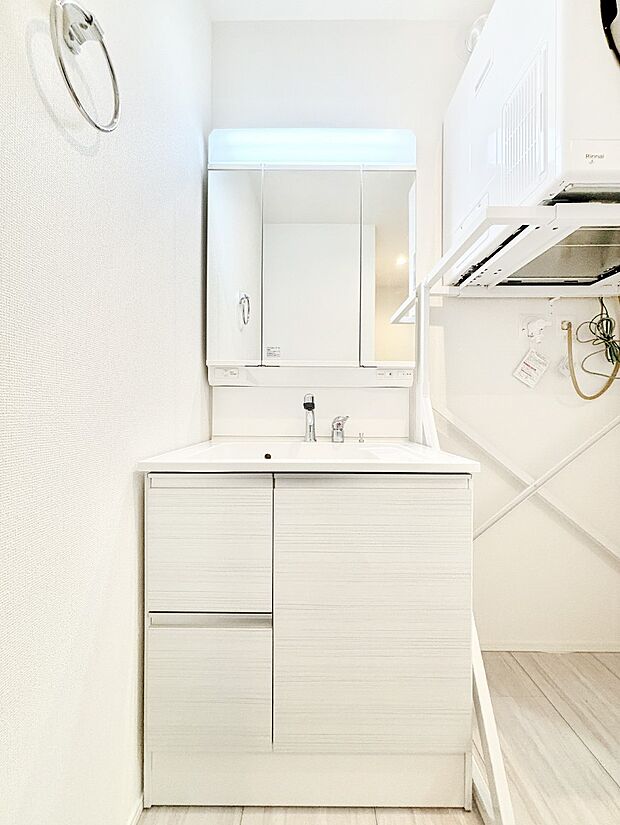 【洗面台・洗面所】スタイリングに便利な三面鏡、ミラーキャビネットで細かい物スッキリ