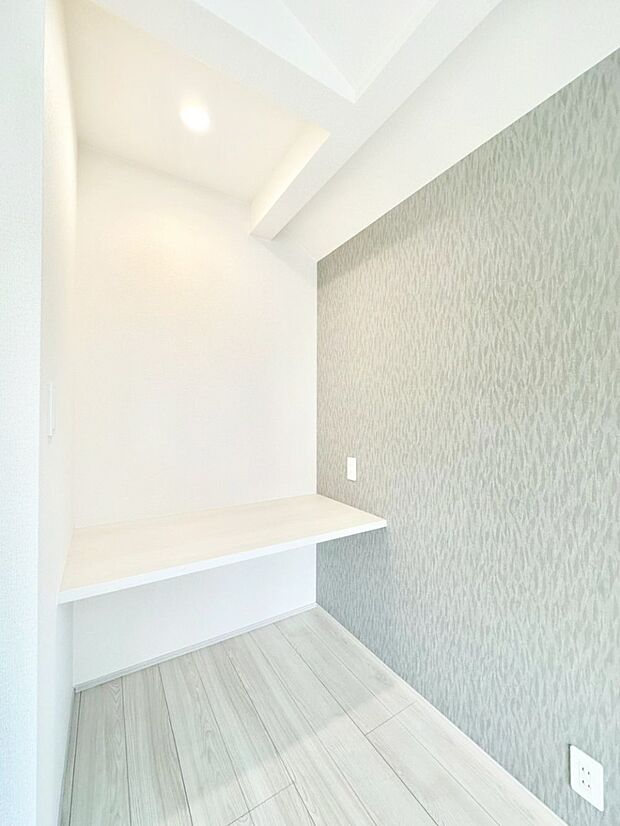 【その他内観】お子さまの学習スペースやパパママのテレワークスペースに活用できるカウンター付き。