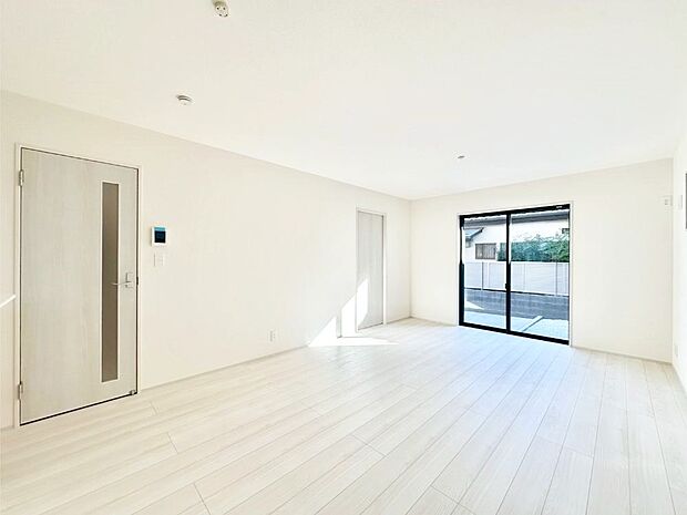 【リビングダイニング】大きな窓からたっぷりの陽光と風を感じられるリビング