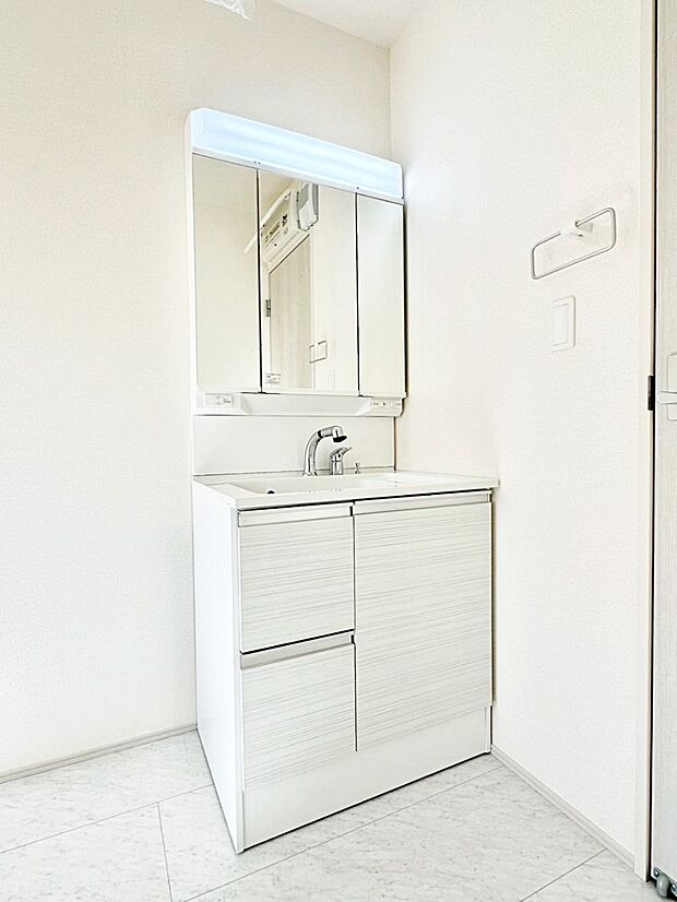 【洗面台・洗面所】三面鏡の裏に、化粧品や衛生用品などを収納可能。洗面台をすっきりと保ちます！