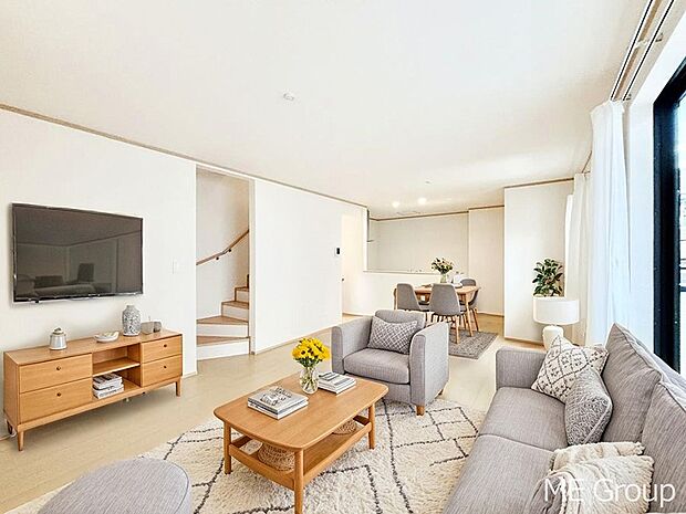 【リビング】ご家族の賑やかな話し声で包まれる明るいリビング  ※家具はCGです  