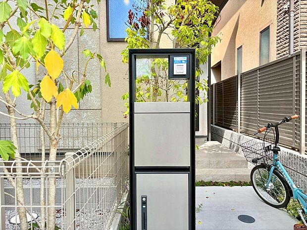 【その他現地】表札・インターホン・ポストをひとつに集約。エントランスになじむシンプルデザイン。