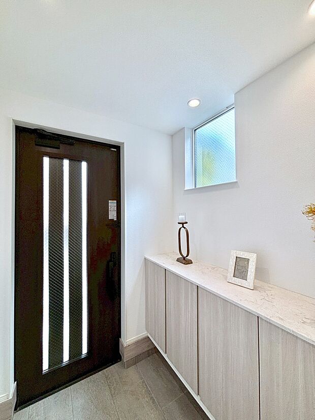 【玄関】飾り棚を利用して、お越しいただくお客様をおもてなしできます。