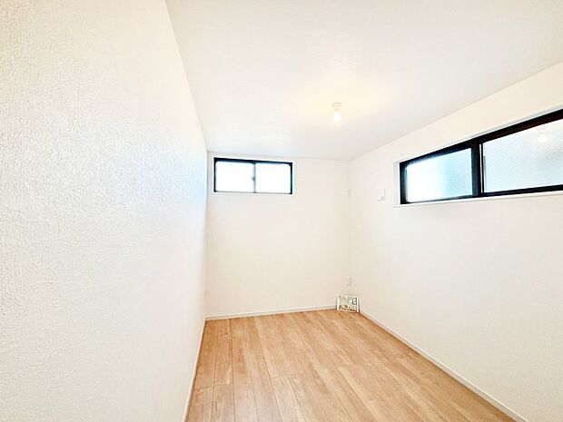 【子供部屋】２面採光で気持ちよく自然光が取り入れられるのでお子様のお部屋にもピッタリ