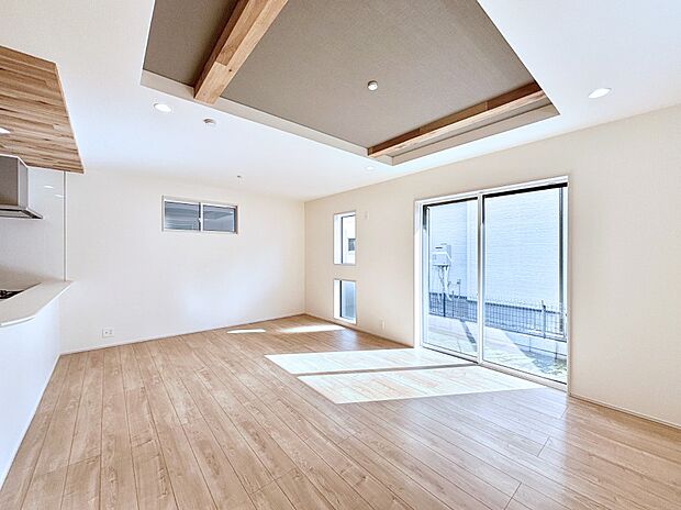 【リビングダイニング】大きな窓からたっぷりの陽光と風を感じられるリビング