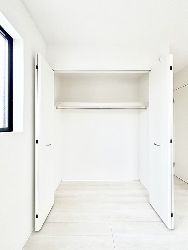 【収納】洋室のクローゼット。奥行きがあるので厚手の衣類もすっきり収まります。