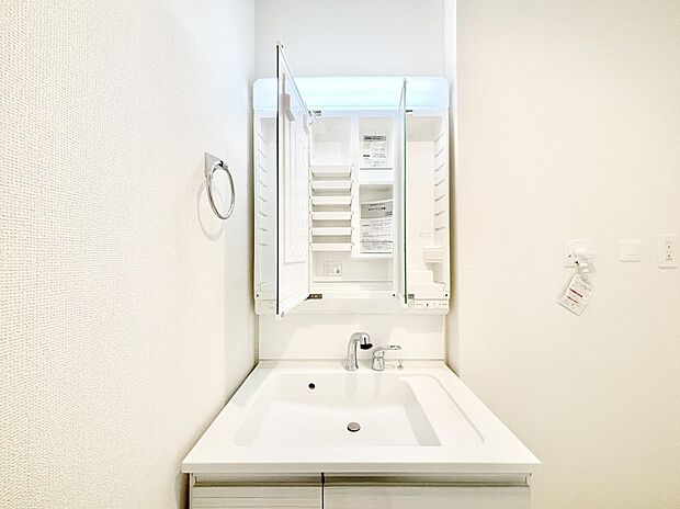 【三面鏡裏収納】三面鏡の裏に、化粧品や衛生用品などを収納可能。洗面台をすっきりと保ちます!