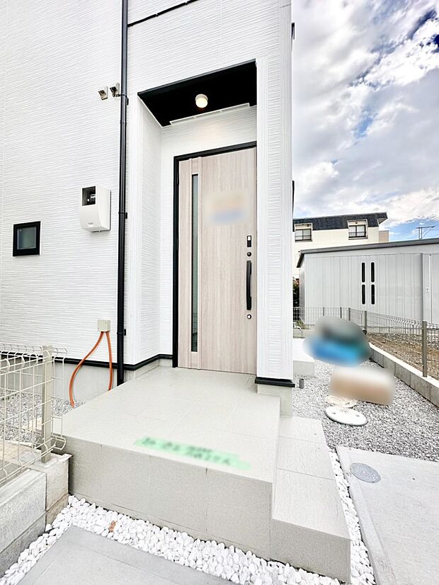 【玄関】大切な家族、来客を出迎える玄関。