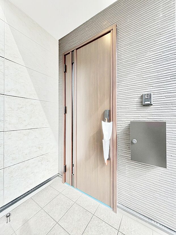 【玄関】玄関前は雨が降っても濡れにくい屋根付き