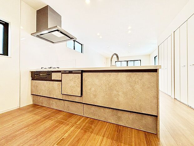 【ダイニングキッチン】料理をしながらご家族との会話を楽しめる対面カウンターキッチン