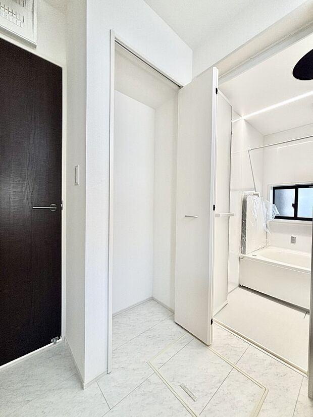 【収納】タオルや衣類の収納スペースとして重宝するリネン庫。