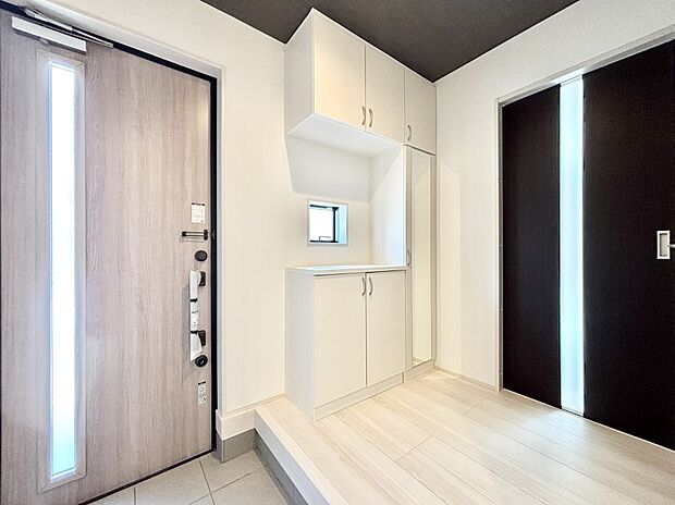 【玄関】ガラススリットの入った玄関ドアが室内に光を届けてくれます