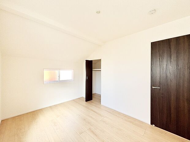 【洋室】爽やかな日差しがお部屋全体を優しく包み込んでくれます