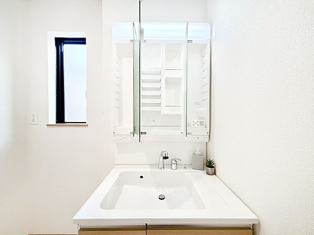 【三面鏡裏収納】三面鏡の裏に、化粧品や衛生用品などを収納可能。洗面台をすっきりと保ちます!