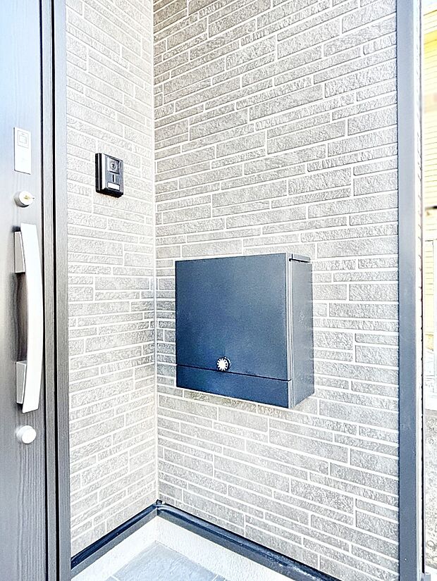 【その他現地】シンプルデザインのポスト。